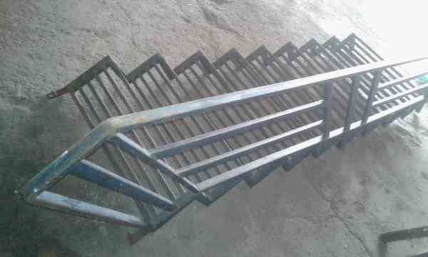 راه پله فلزی با نرده حفاظ