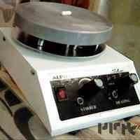 همزن مغناطیسی و صفحه داغ (hot plate with magnetic stirrer)