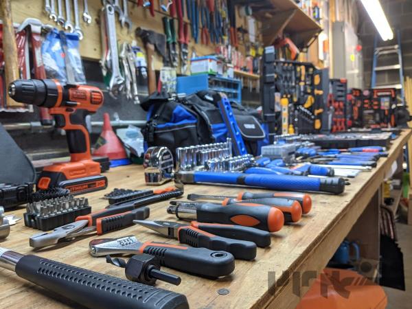 فروش انواع ابزار آلات و ماشین آلات صنعتی 