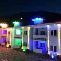 آبدرمانی با حوضچه های آبگرم معدنی متل رنگین کمان