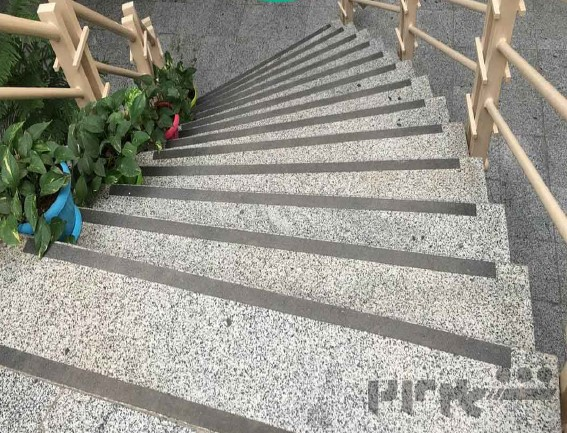 ترمز پله الیافی نصب بر روی پله یا معابر جهت کاهش لغزندگی سطح