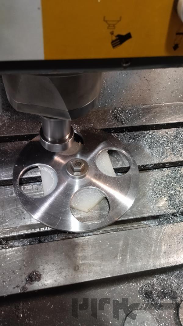 خدمات فرز cnc فرزکاری سی ان سی قطعه زنی و قلاویزکاری 